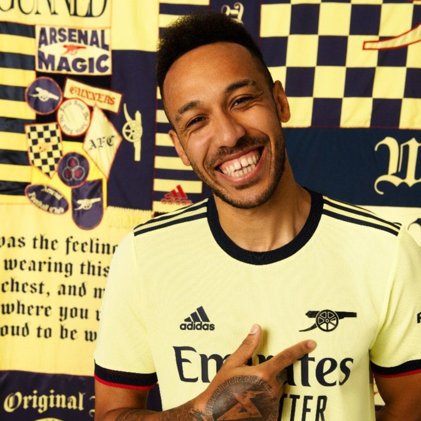 Aubameyang presume la nueva playera del Arsenal