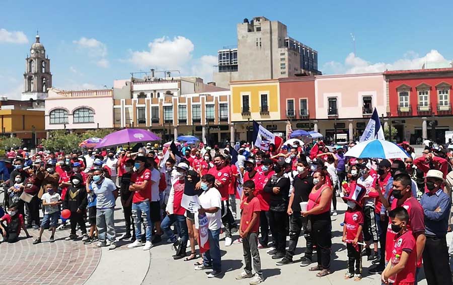 Seguidores de La Trinca siguiendo la transmisión de la Final en plaza pública