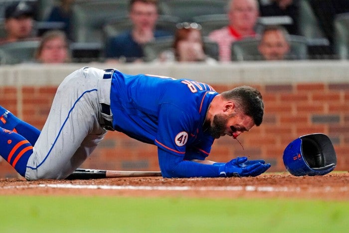 Kevin Pillar adolorido tras el golpe