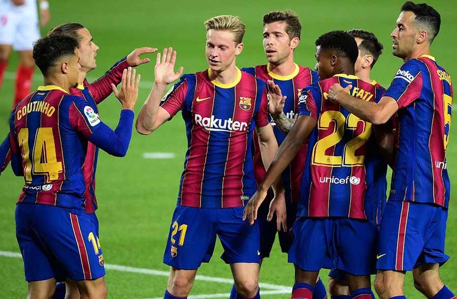Jugadores del Barcelona celebran anotación