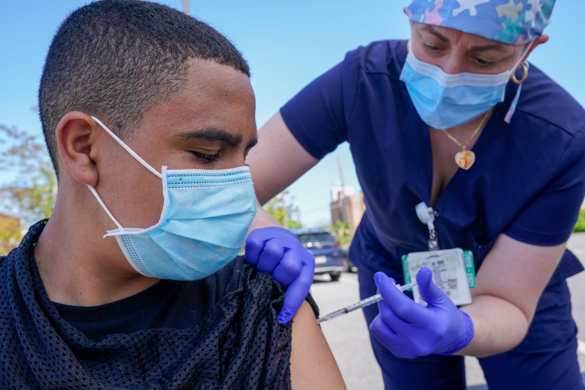 Persona recibiendo una vacuna contra el coronavirus en EUA