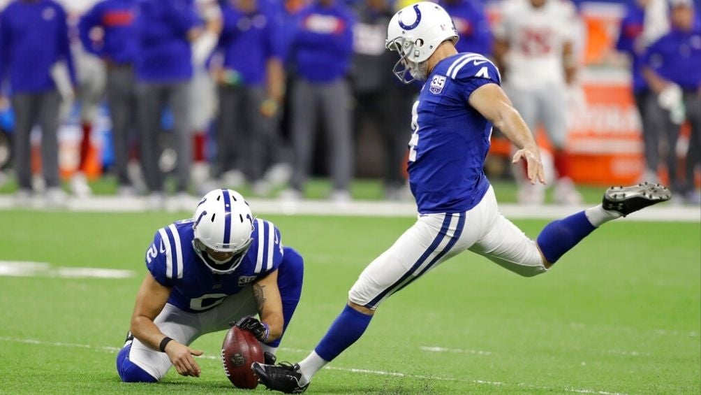 Adam Vinatieri en un partido con Colts