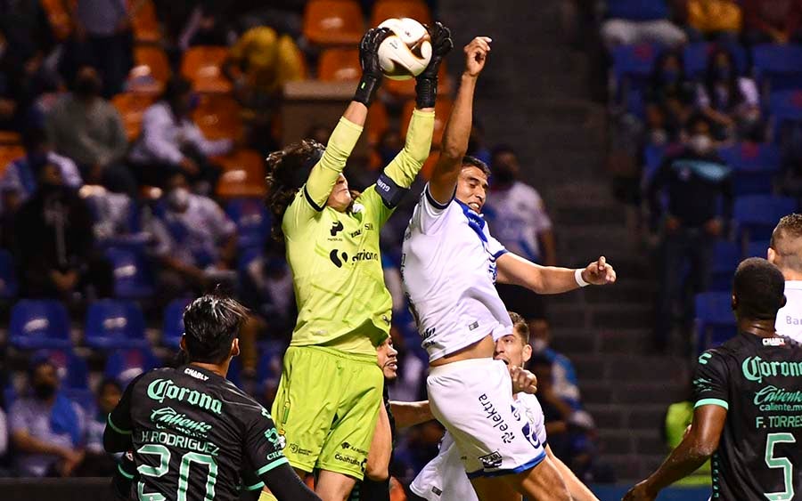 Carlos Acevedo en juego ante Puebla