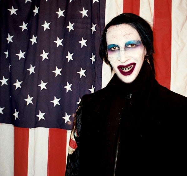 Marilyn Manson posa junto a la bandera de Estados Unidos