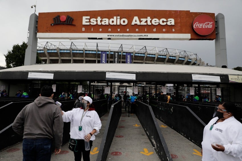 Aficionados ingresando al Estadio Azteca