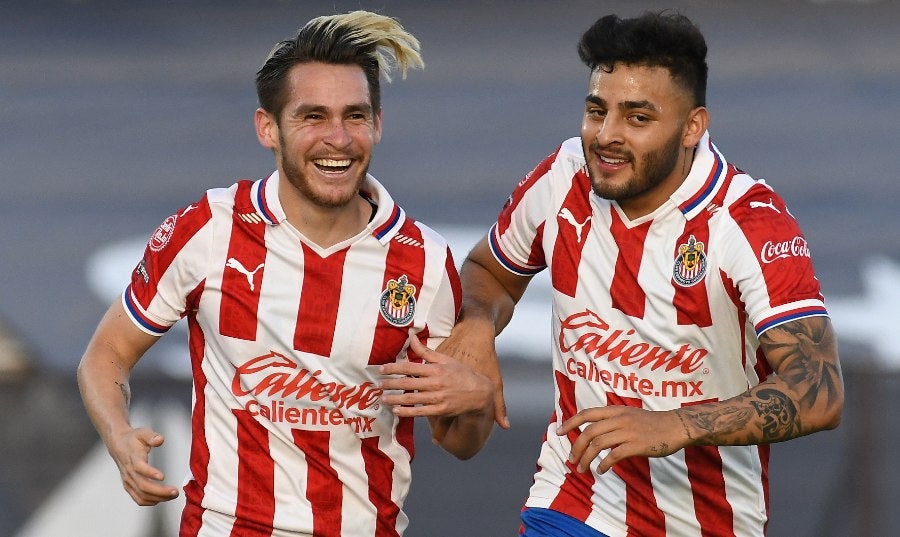 Angulo y Vega celebran gol del Guadalajara