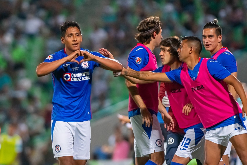 Jugadores de Cruz Azul celebrando un gol a favor