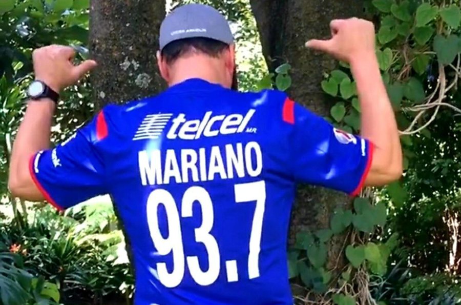 Mariano Osorio con su playera personalizada