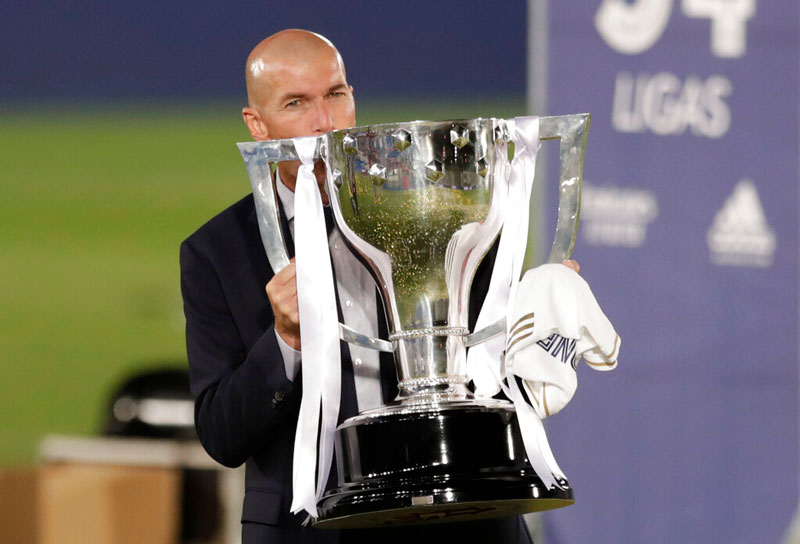 El técnico francés besa el trofeo de la Liga española