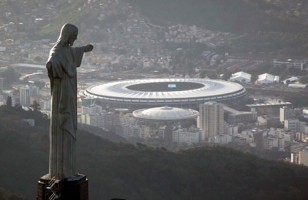 Estadio Maracaná detrás del Cristo Redentor en Río de Janeiro