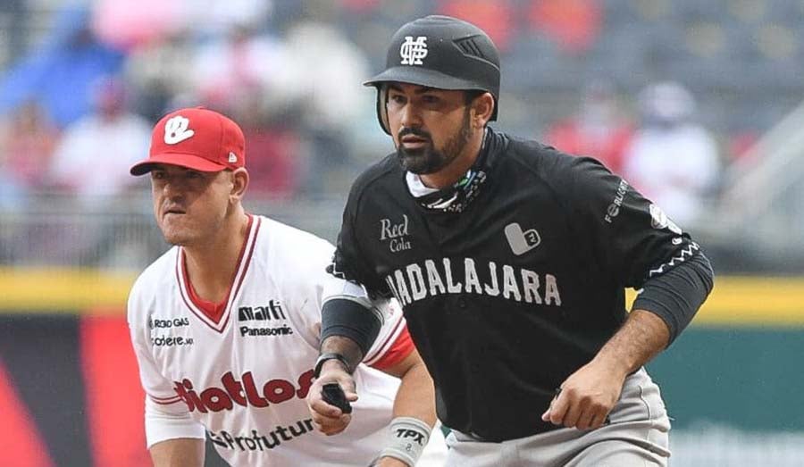 Jorge Cantú y Adrián González en juego de Diablos y Mariachis