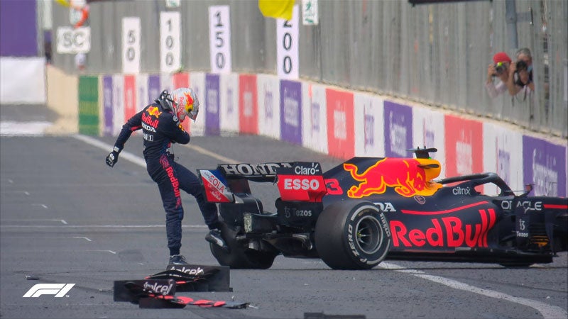 Verstappen patea su carro tras el accidente