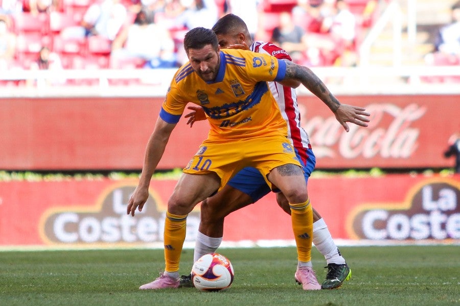 André-Pierre Gignac durante un partido con Tigres