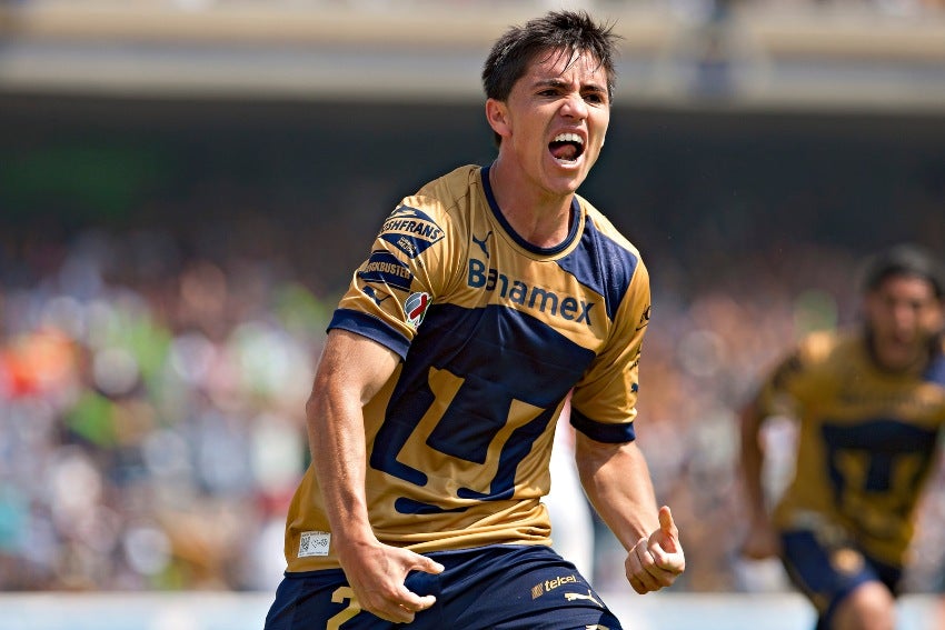 Efraín Velarde festejando un gol a favor de los Pumas