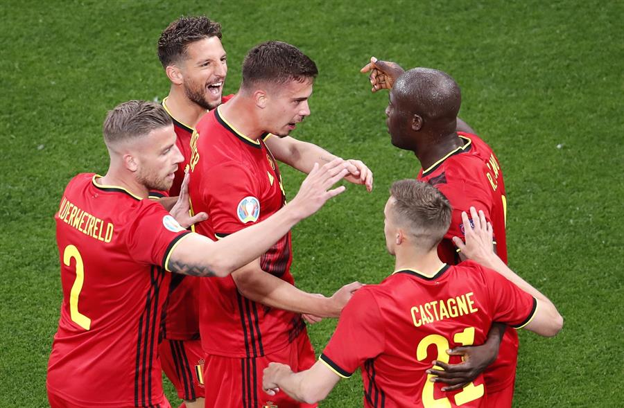 Lukaku celebra gol con sus compañeros