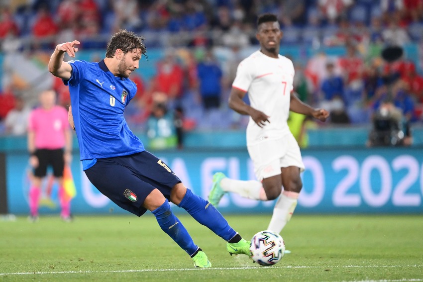 Manuel Locatelli rematando de pierna izquierda para anotar el segundo gol de Italia