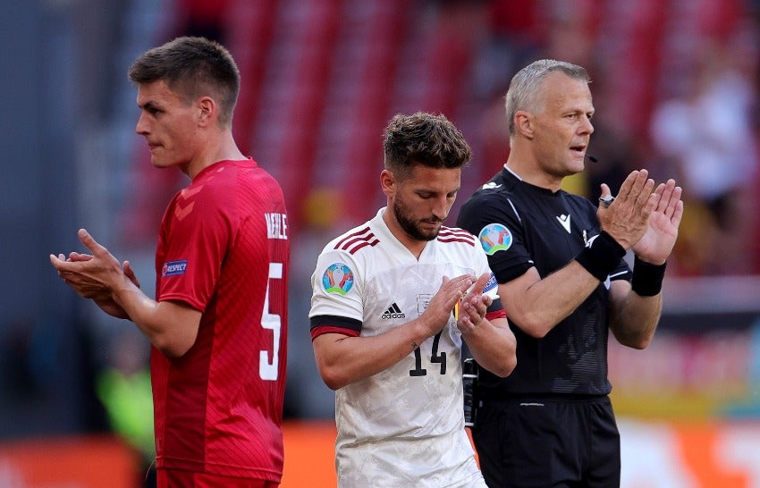 Dries Mertens, Vestergaard y el árbitro del partido en el homenaje a Eriksen