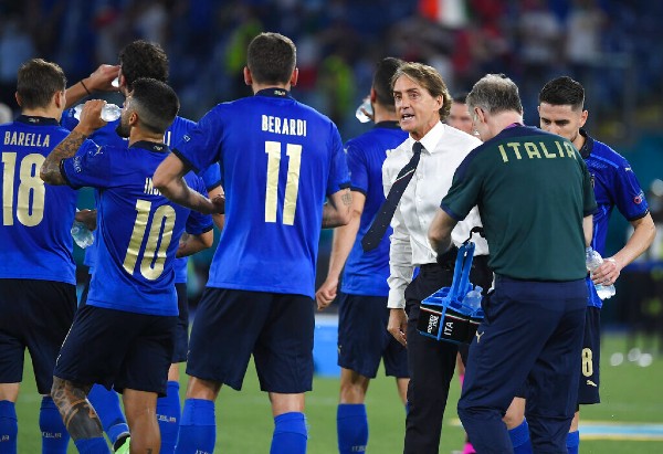 Roberto Mancini habla con los seleccionados italianos en la Eurocopa