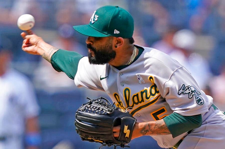 Sergio Romo en acción ante los Yankees