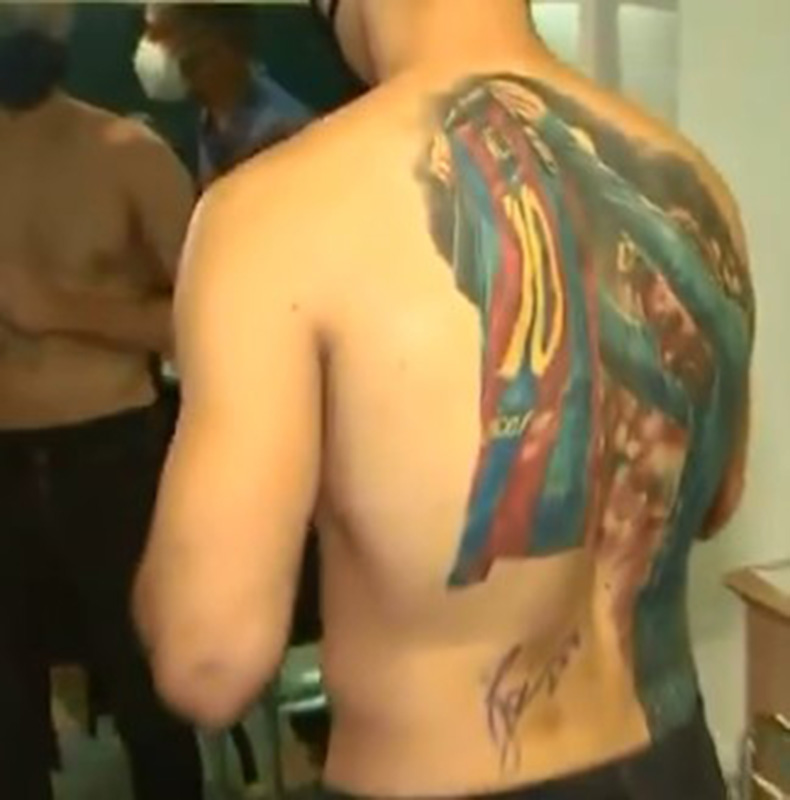 El aficionado con el tatuaje de Messi firmado