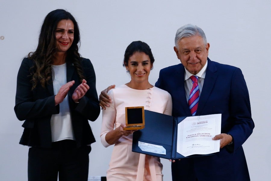 Paola Espinosa junto a AMLO y Ana Guevara 