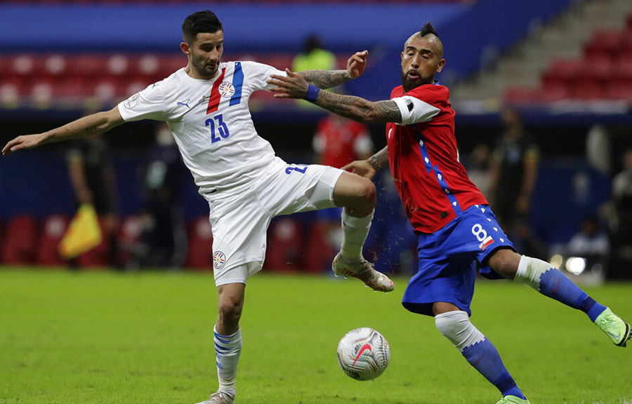 Vidal en juego ante la selección de Paraguay