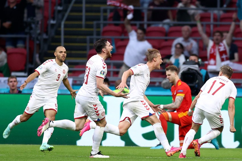 Jugadores de Dinamarca festejando un gol a favor
