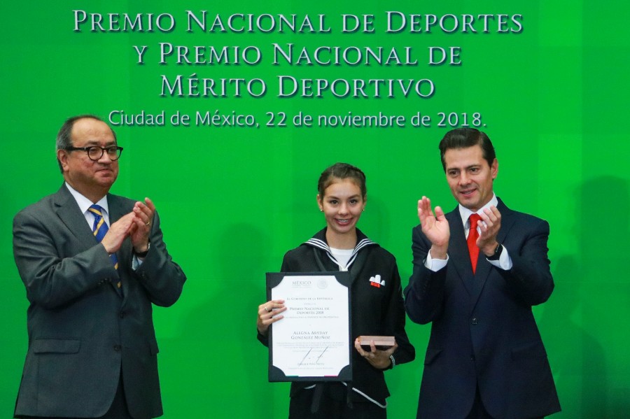 Alegna González recibiendo el Premio Nacional del Deporte en 2018