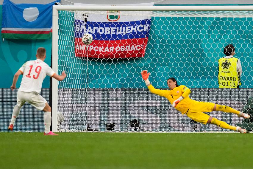 Dani Olmo cobrando su penalti