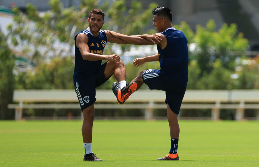 Jonathan Dos Santos y Efraín Álvarez en entrenamiento del Galaxy