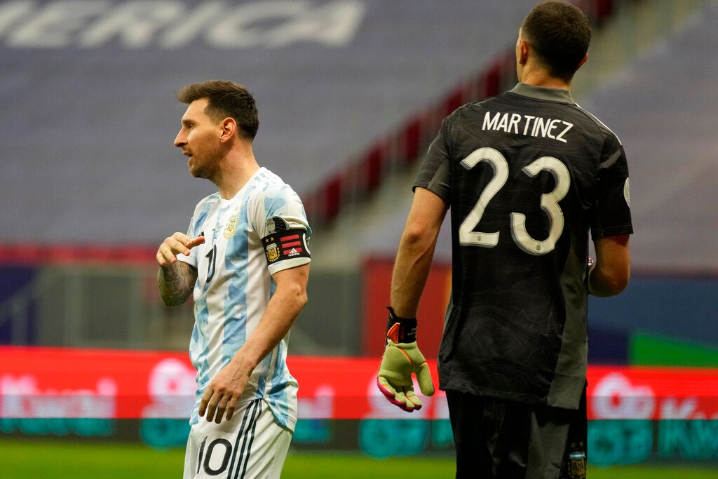 Leo Messi y Emiliano Martínez ante Colombia