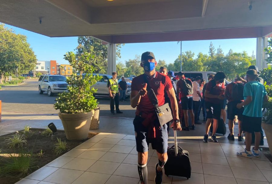 Jugadores de Cruz Azul llegan al hotel de concentración en Estados Unidos