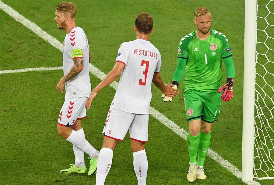 Schmeichel en partido con Dinamarca