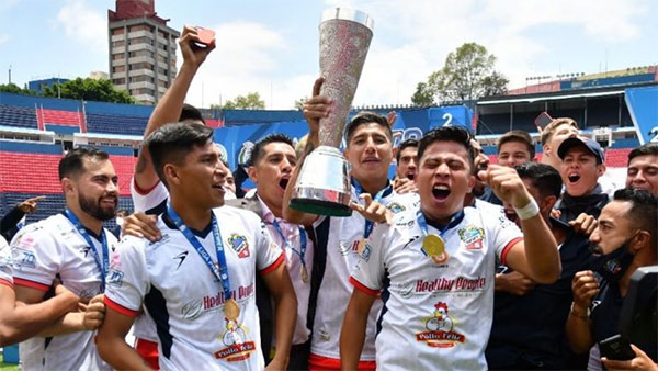 Jugadores de Irapuato festejan el título de Liga Premier 