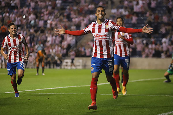 Cisneros festeja un gol con Chivas