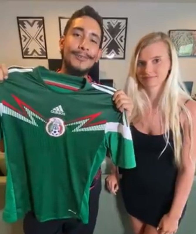 El Toluco presumiendo playera del Tricolor