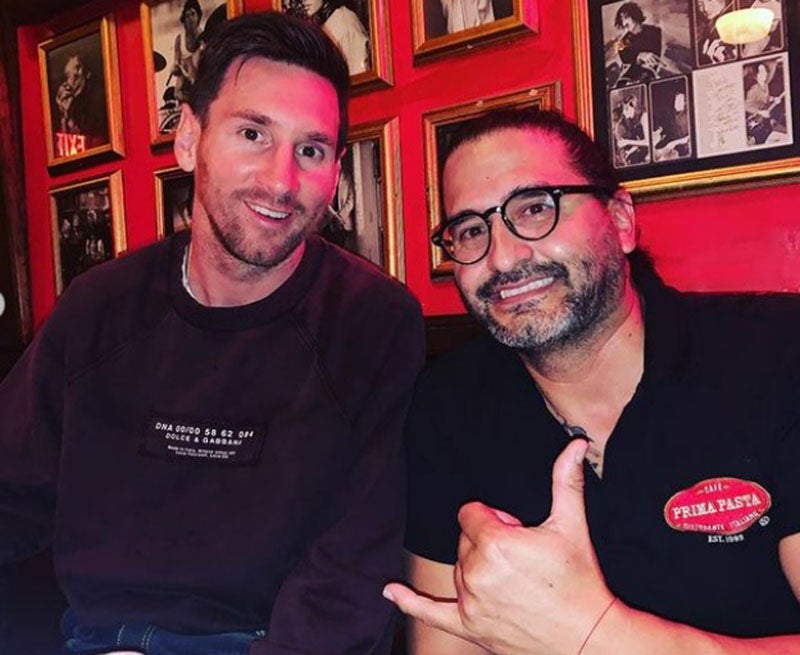 Messi con trabajador de Prima Pasta