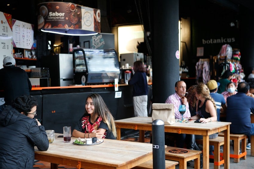 Personas en un restaurante de la CDMX