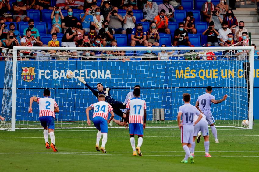 Depay anotando su primer gol con el Barcelona