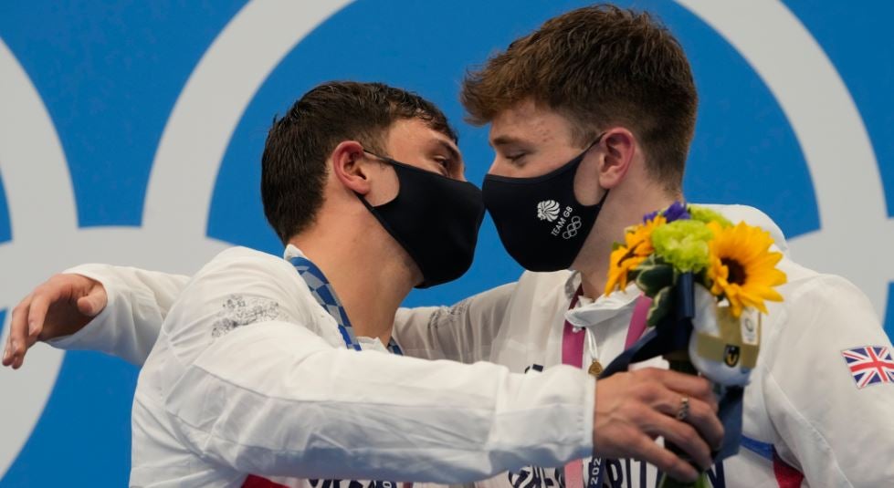 Daley y Matty Lee en abrazo tras colgarse la medalla