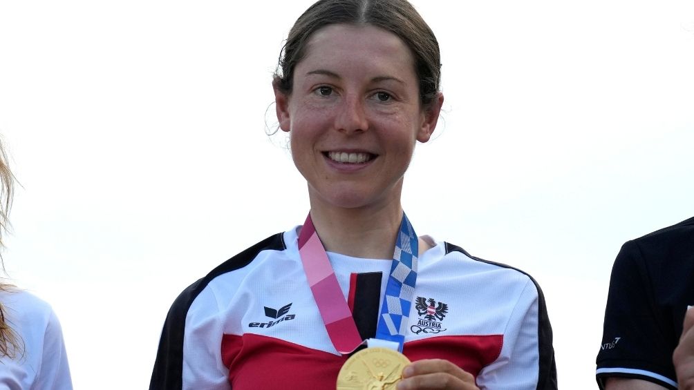 Anna Kiesenhofer con la medalla de oro