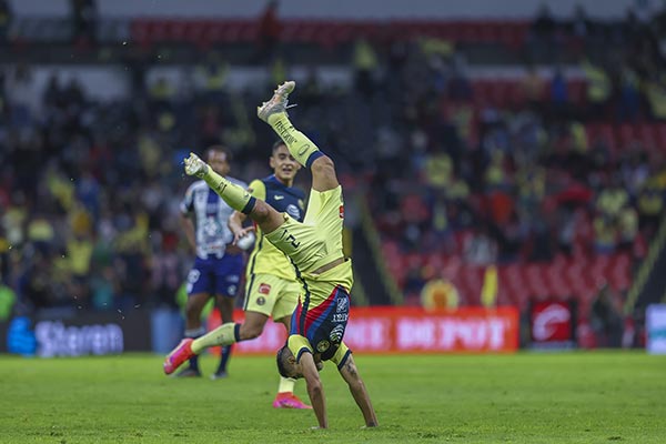 Luis Fuentes festeja un gol ante Pachuca (Guardianes 2021)
