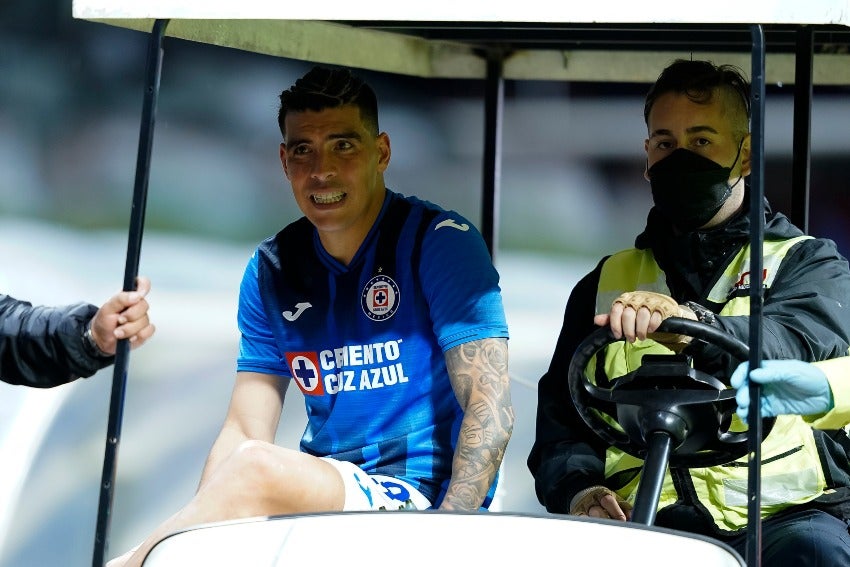 Mendoza saliendo lesionado en el duelo entre Cruz Azul y Mazatlán FC