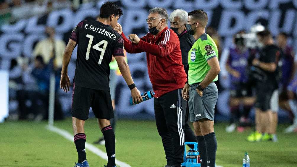 Gerardo Martino hablando con el 'Guti' durante las semifinales de Copa Oro