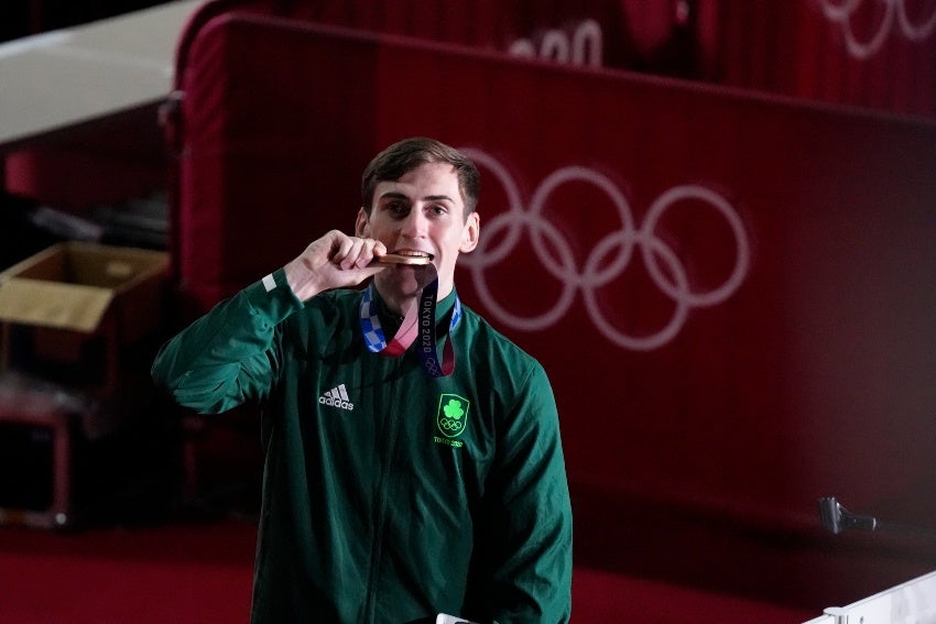 Aidan Wash con la medalla de bronce