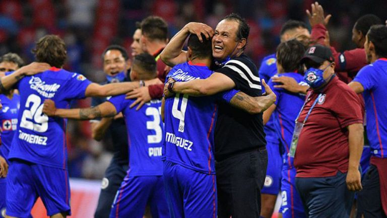 Juan Reynoso abraza a sus jugadores tras lograr el título de Liga MX 