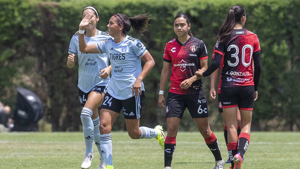 María Sánchez celebra su gol ante Atlas