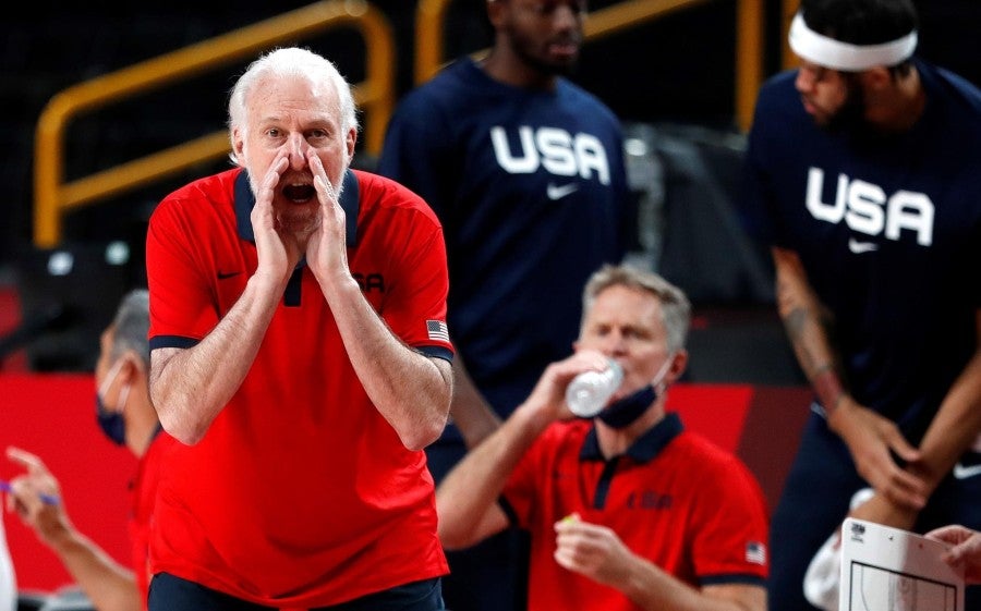 Gregg Popovich dando indicaciones en la Final