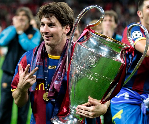 Messi carga el trofeo de la Champions League con el Barcelona