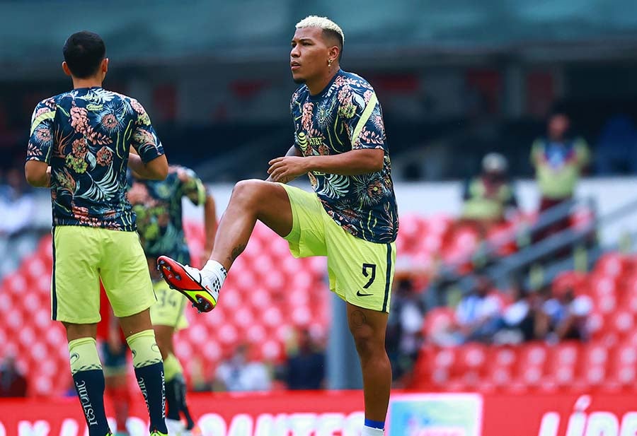 Roger Martínez en calentamiento con las Águilas